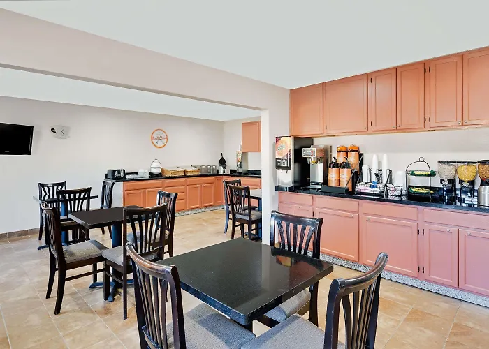 Howard Johnson By Wyndham Waterloo/Cedar Falls