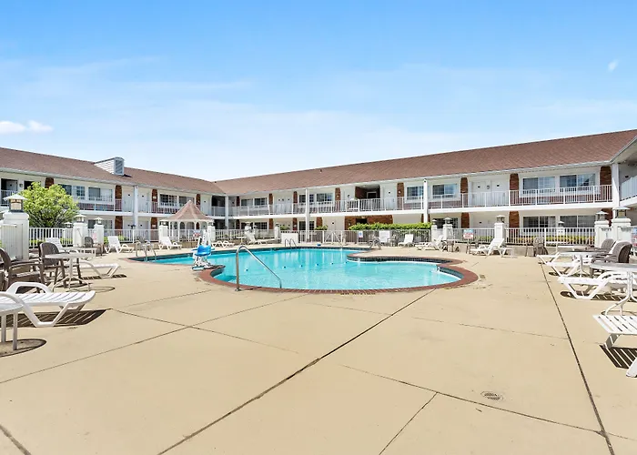 Days Inn & Suites By Wyndham Roseville/Detroit Area