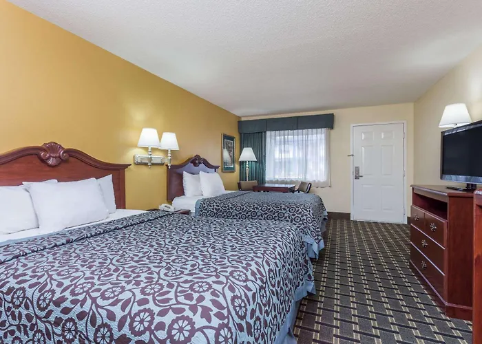 Days Inn & Suites By Wyndham Warner Robins Near Robins Afb