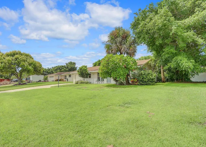 Private Pool + Bar: Palm Beach Gardens Getaway
