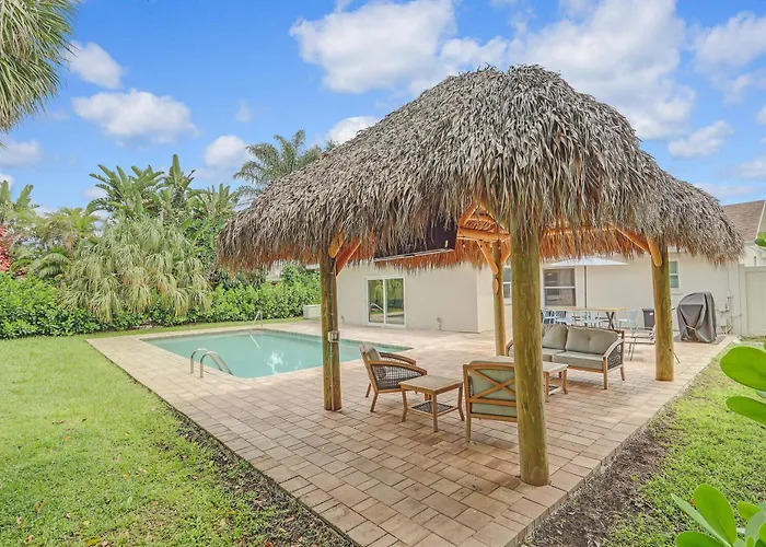 Private Pool + Bar: Palm Beach Gardens Getaway