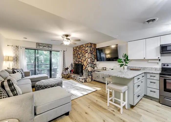 Sevierville Condo W/ Balcony + Pool Access!