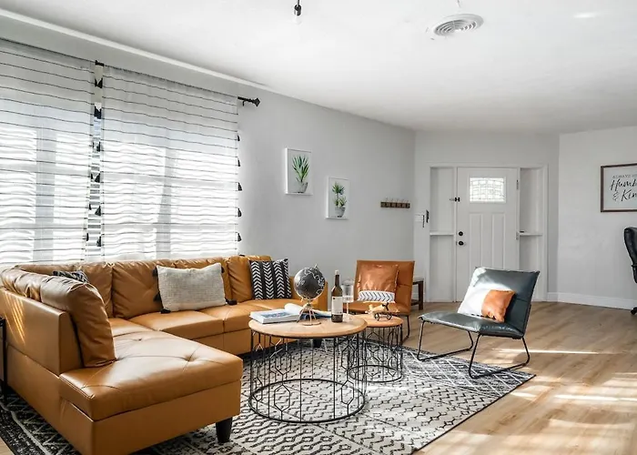 Luxury Home & Mins To Beach And Walk To Downtown