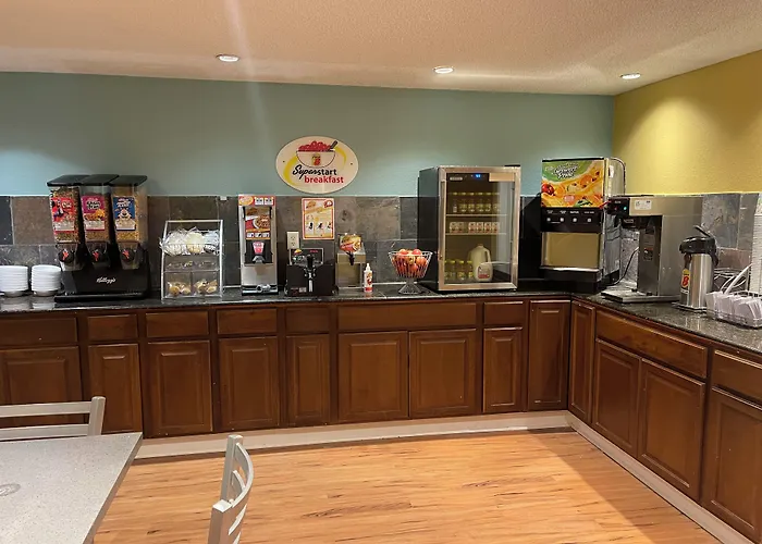 Super 8 By Wyndham Monroe