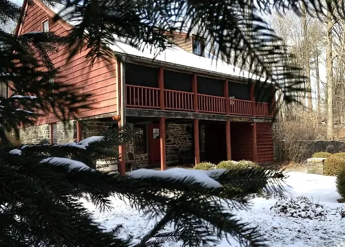 Romantic Year-Round Cabin Getaway With Free Wi-Fi In Saugerties, New York