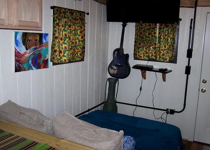 Cozy Wood Shed Tiny House Near Old Hickory Lake W/ Full Kitchen, Fire Pit & Breakfast
