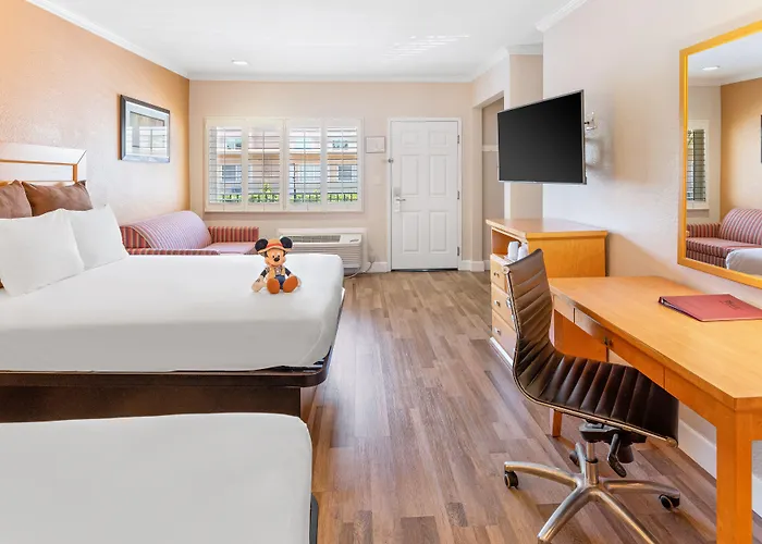 Anaheim Islander Inn And Suites Near Park And Convention Center