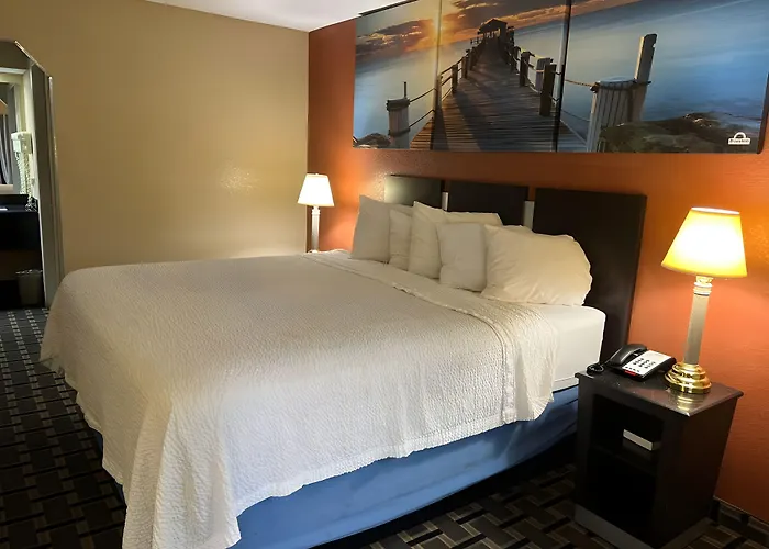 Days Inn & Suites By Wyndham Pine Bluff