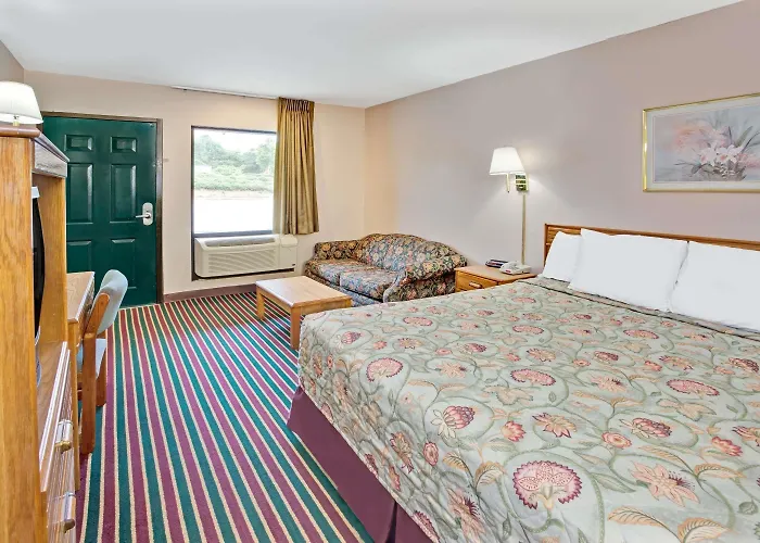 Super 8 By Wyndham Marietta/West/Atl Area