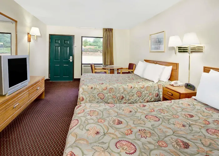 Super 8 By Wyndham Marietta/West/Atl Area