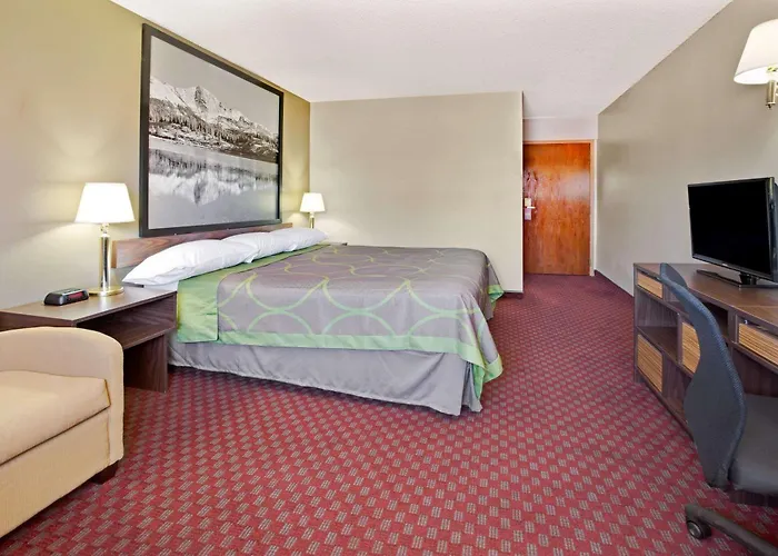 Super 8 By Wyndham Longmont/Del Camino