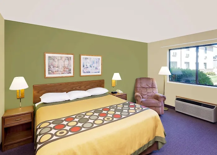 Super 8 By Wyndham Dyersville