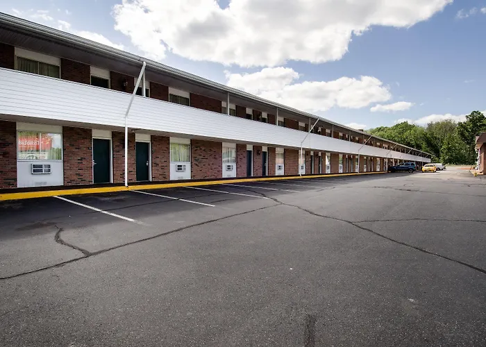Econo Lodge Inn & Suites