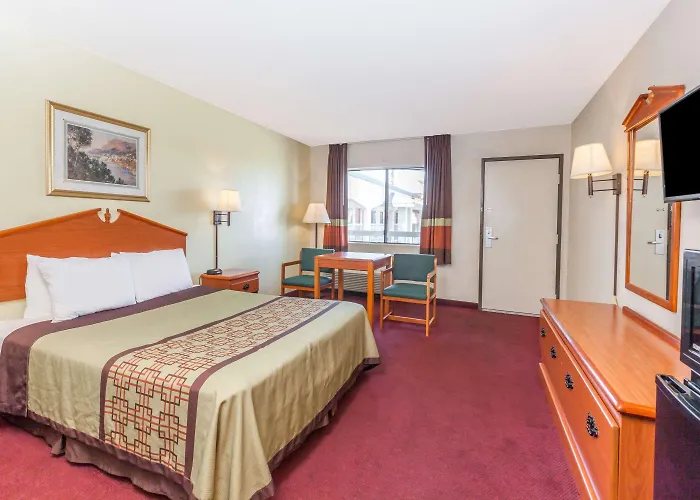 Super 8 By Wyndham Bakersfield/Central