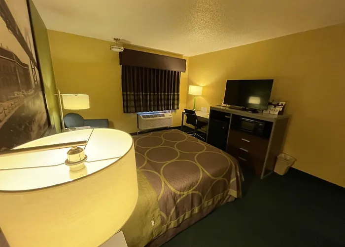 Super 8 By Wyndham Van Buren/Ft. Smith Area