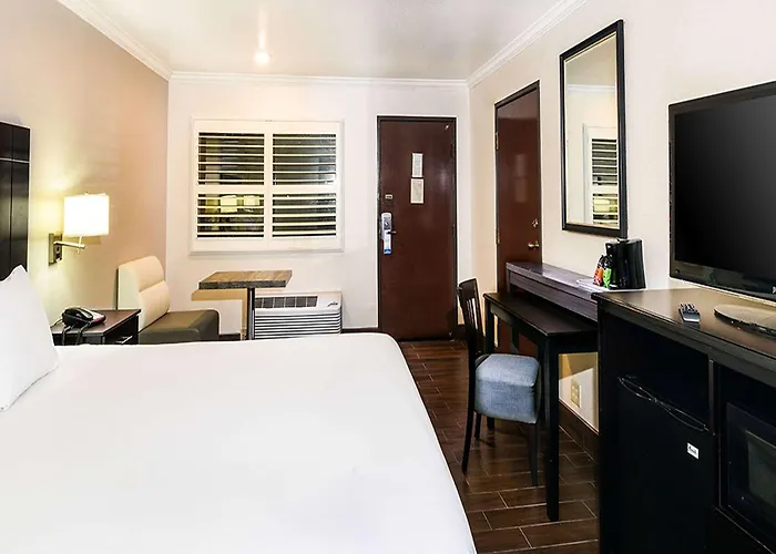 Travelodge By Wyndham Commerce Los Angeles Area