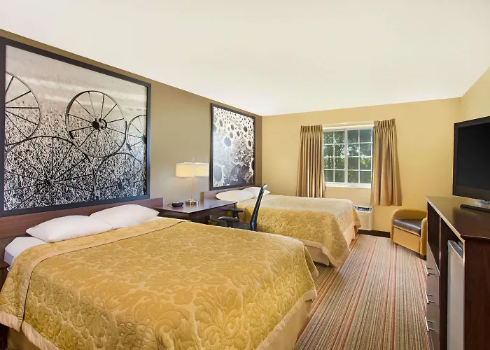 Super 8 By Wyndham New Hampton