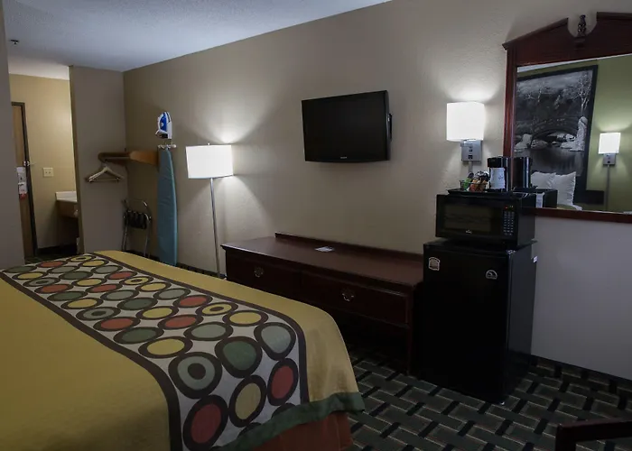 Econo Lodge Canton North