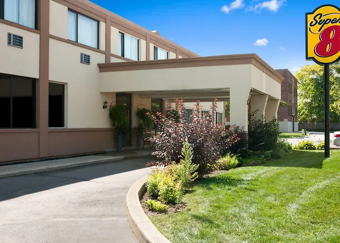 Super 8 By Wyndham Sarnia On
