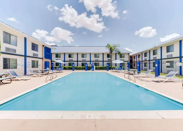 Days Inn & Suites By Wyndham Laredo