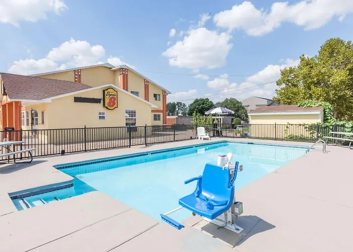 Super 8 By Wyndham Chickasha
