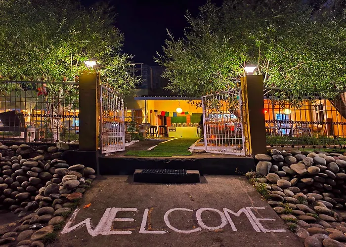 The White Mountain Stays & Cafe, Key