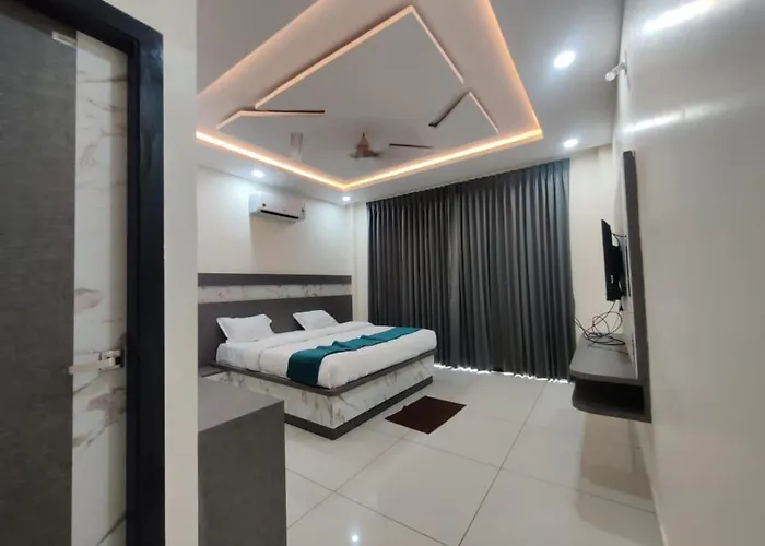 Hotel V R Grand