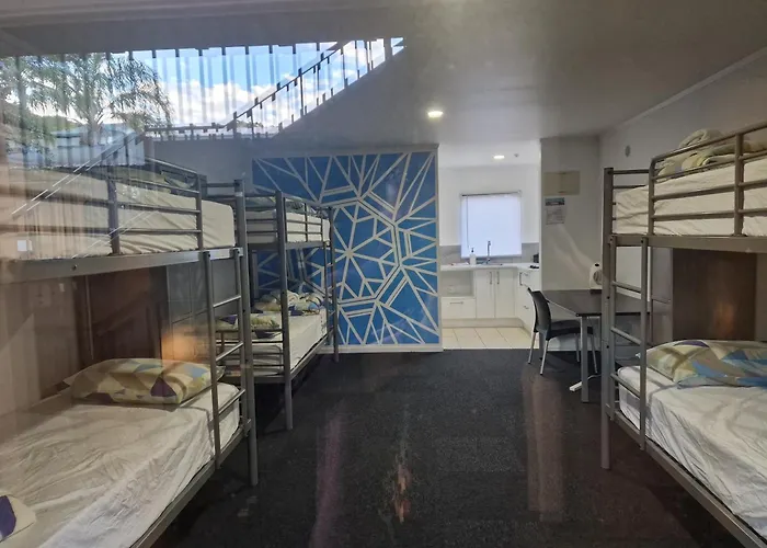 Palm Tree Apartments & Backpackers