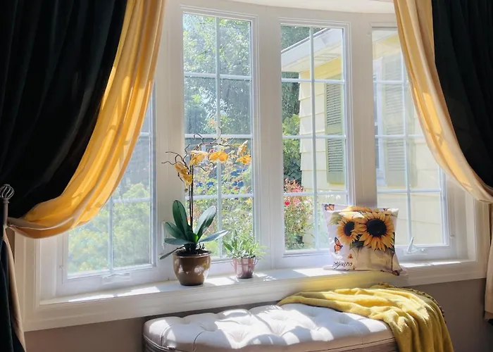 Private Estate, Walk To Princeton Downtown, 3-Bedrooms 2-Bath With Free Parking