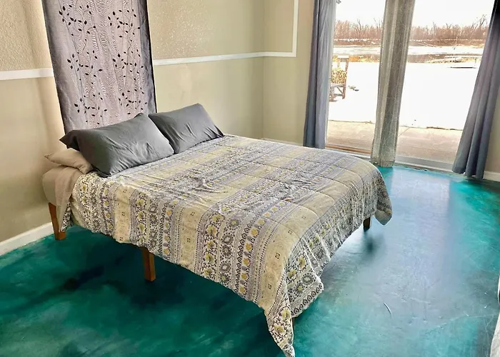 Riverfront Studio Cabin With Amazing View And Huge Yard