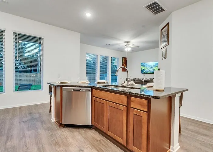 5Br Luxury Sleeps 10 Lake Jackson