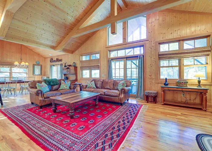 Scenic Mtn & Fairway Views: Cozy Cashiers Getaway