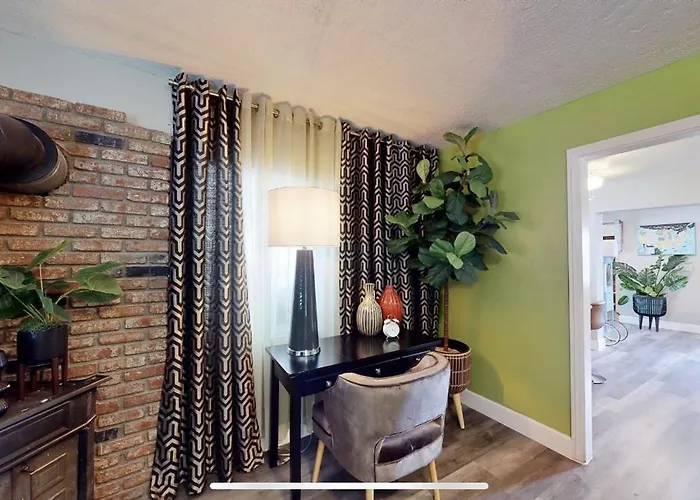 4 Bedroom Vintage Cool House