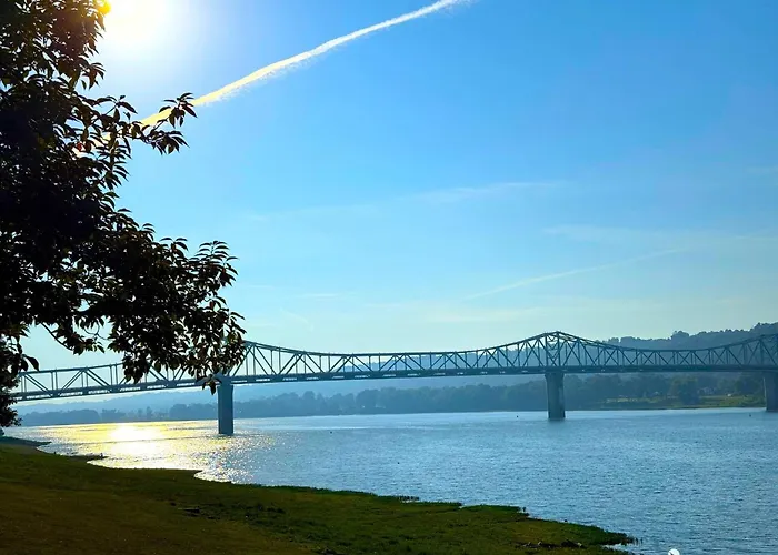 The Riverstone Getaway In Historical Madison, In