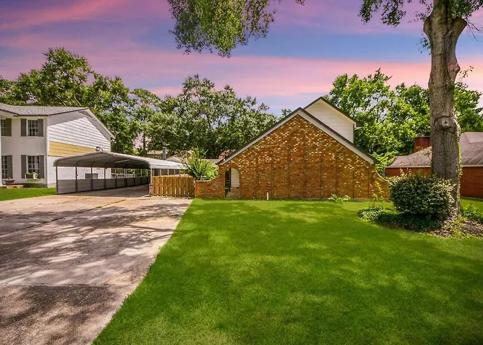 Lake Conroe & Golf Nearby In Quiet Conroe Neighborhood