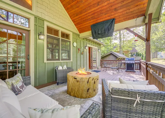 Scenic Mtn & Fairway Views: Cozy Cashiers Getaway