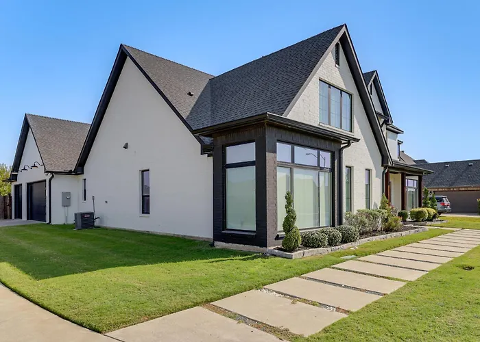 Luxe Retreat W/ Patio & Fenced Yard In Waxahachie!