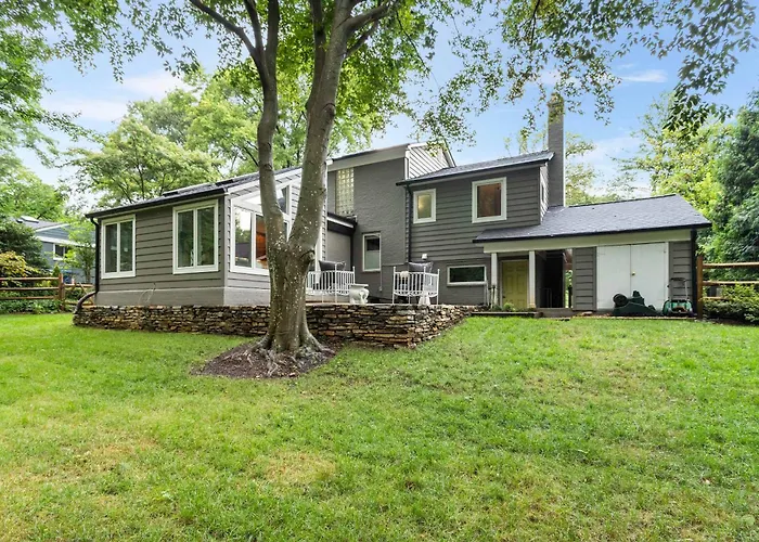 Sojourn Beautiful Family Home With Beach Access & Backyard