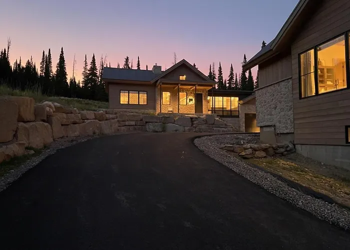 Hot Tub, Golf Simulator, Steam Room