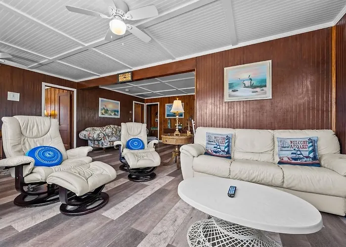 Coastal Haven Cottage- Beach, Shopping, Fun