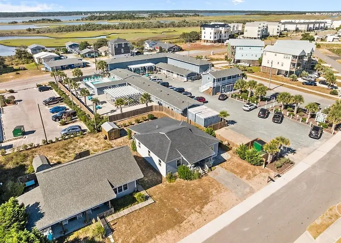 Coastal Haven Cottage- Beach, Shopping, Fun