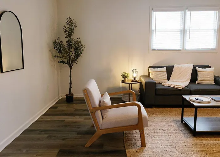 "Morning View 2" Cozy Modern Stay - College/Hiking