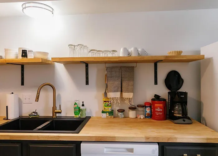 "Morning View 2" Cozy Modern Stay - College/Hiking