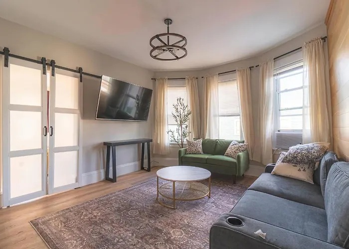 Charming 4-Bdr - Walk To Downtown & Free Parking!