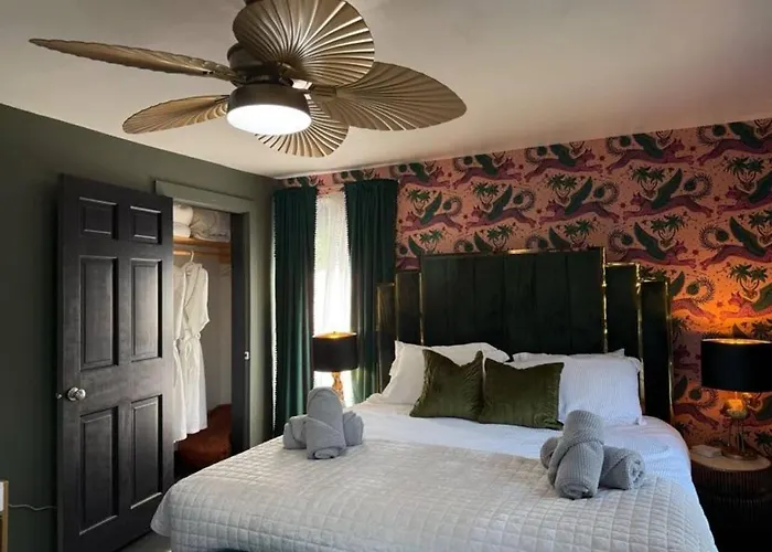 Speakeasy Hot Tub Escape | Pet-Friendly | Hudson Ny