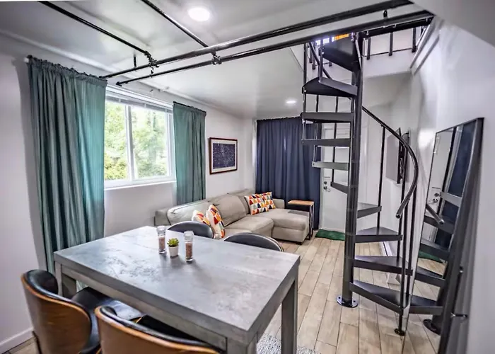 Bright 1-Bedroom Loft In Converted Garage With Private Entrance