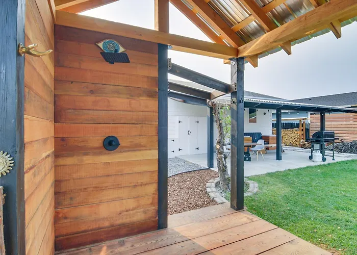 Sauna, Gas Grill & More! Belgrade Duplex