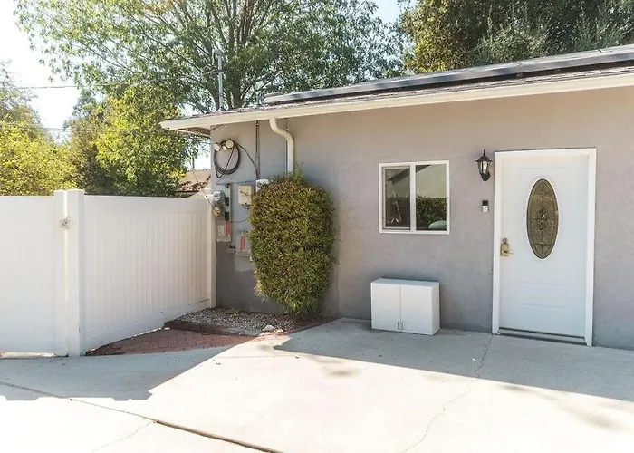 Welcoming Claremont Studio With Private Yard And Pool Spa