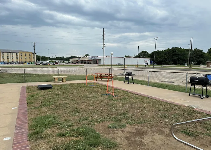 Super 8 By Wyndham Independence Ks
