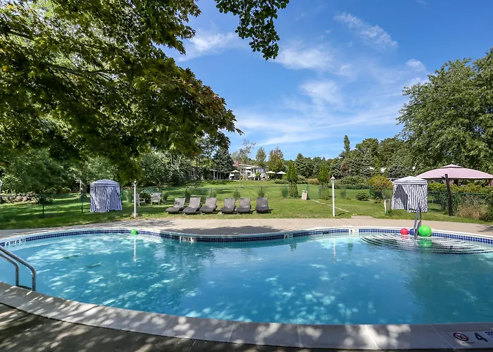 Hamlet Inn - Passes To Coopers Beach